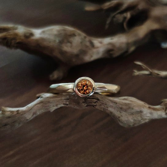 Ring :ground: | sanfter Lichtschein in facettiertem Gelbgold
