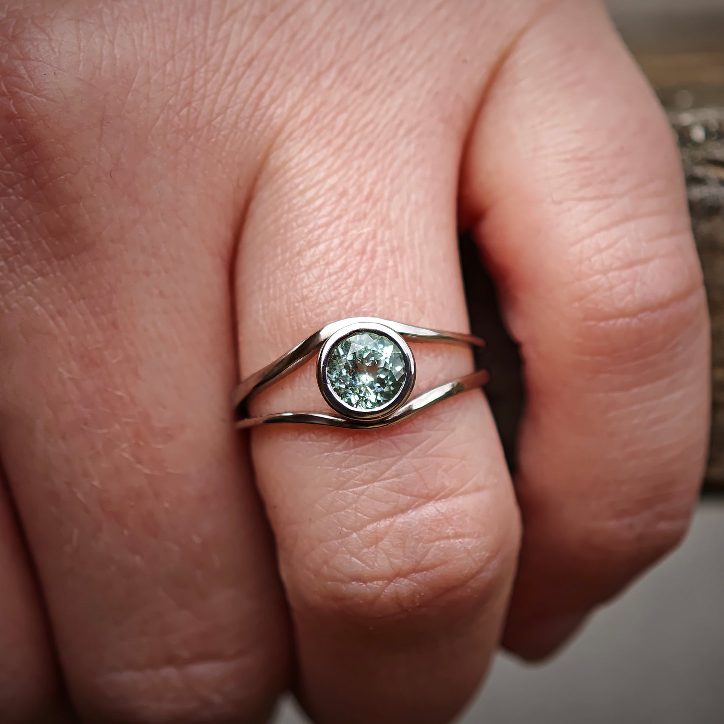 Ring :verve: | Eisblaues Leuchten in zartem Weißgold