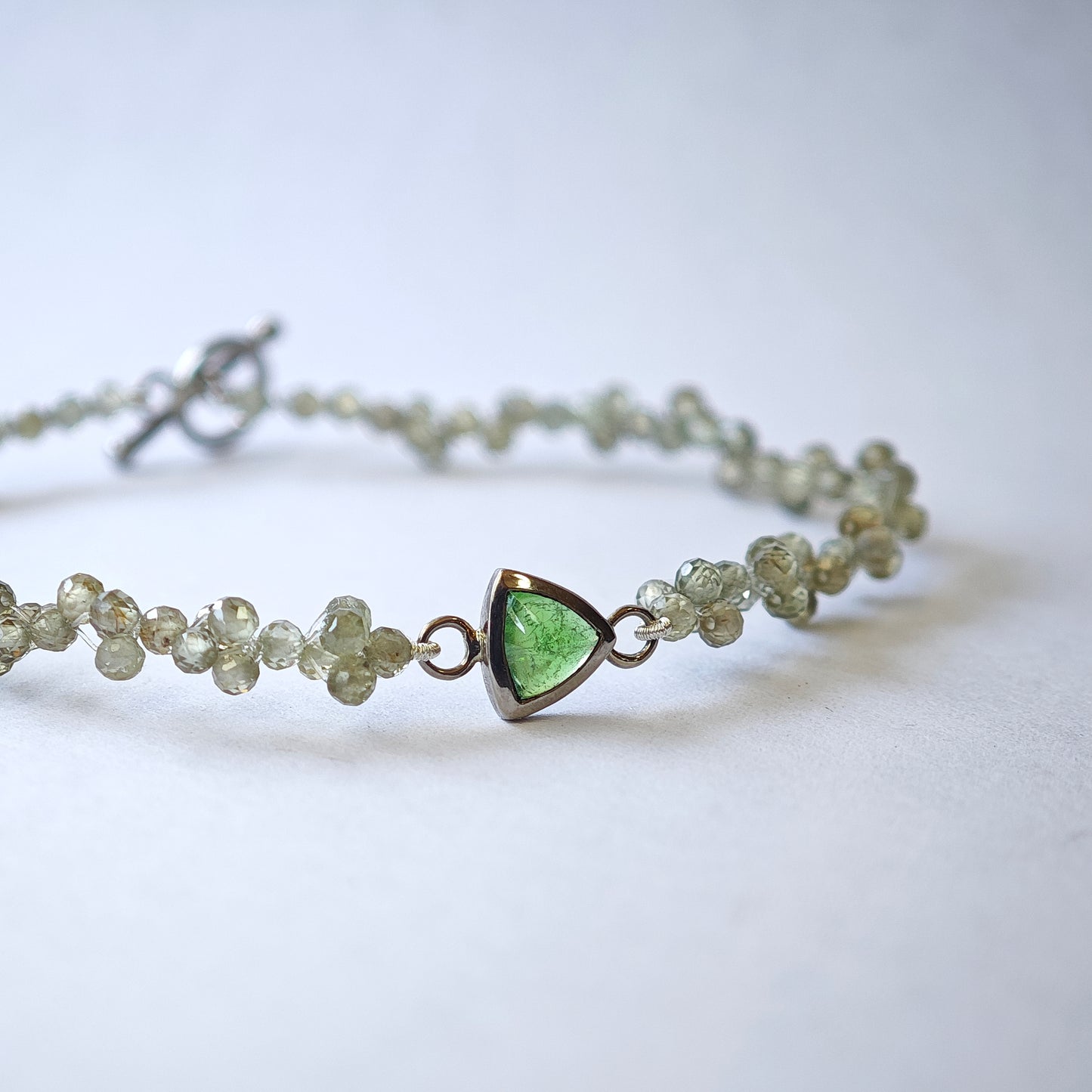 Armschmuck :vino: | Grün funkelndes Geflecht um Weißgold