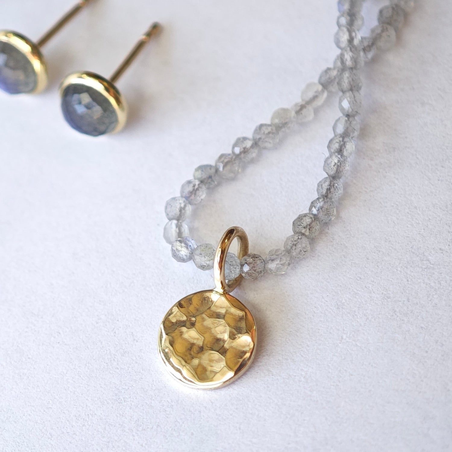 Übersicht verschiedener Schmuckstücke aus Gold und Silber mit Ringen, Ohrhängern, einer Kette und einem Armband mit Herzanhänger