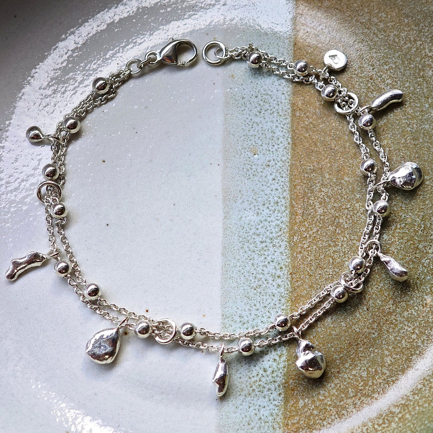 Zweireihiges Gliederketten-Armband aus Silber mit kleinen Feinsilber-Anhängern