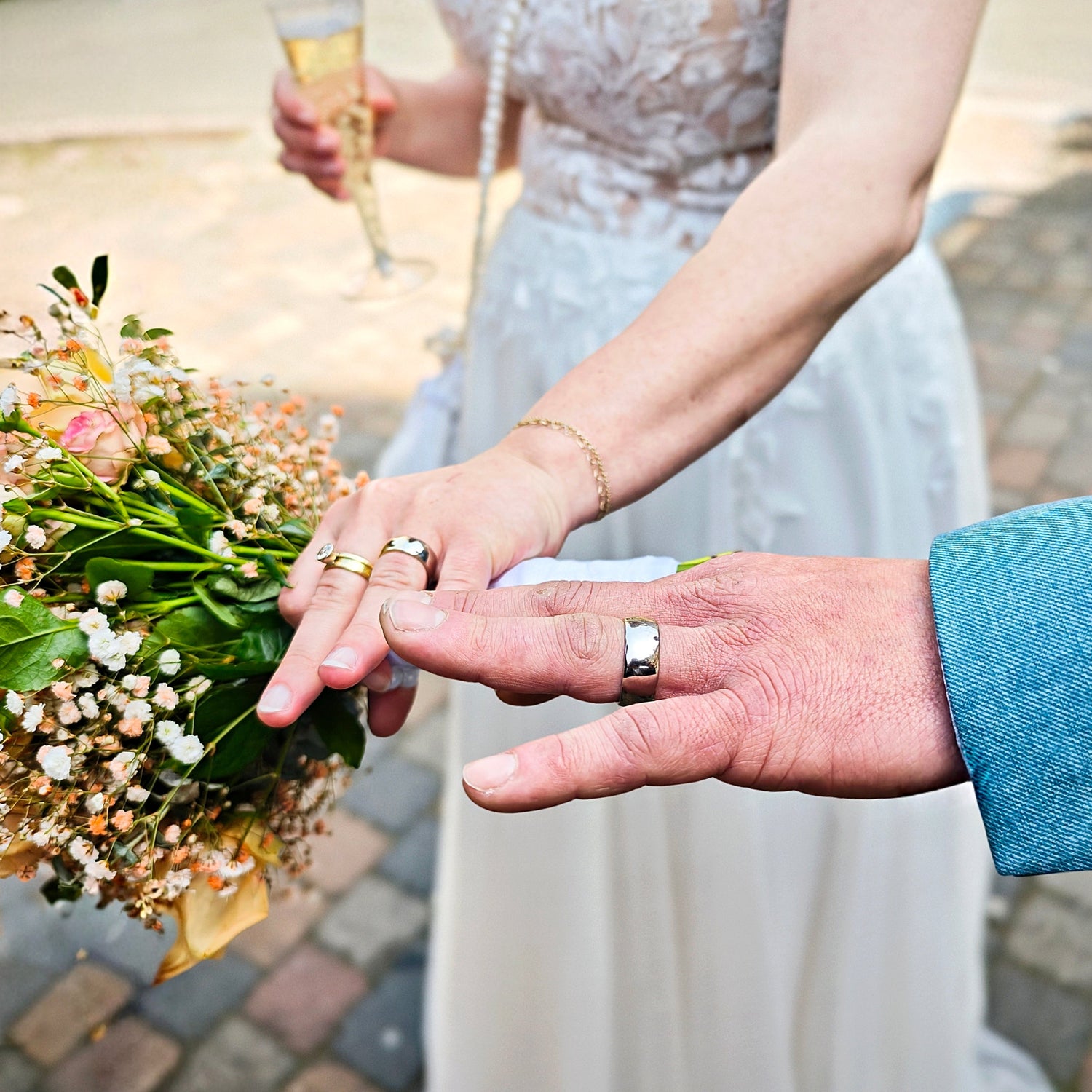 Brautpaar zeigt handgefertigte Eheringe bei einer Hochzeit im Main-Kinzig-Kreis
