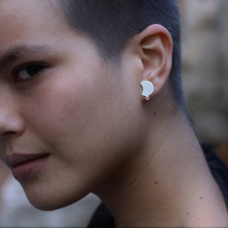  Minimalistischer, heller Ohrschmuck getragen als zeitloser Unisex-Schmuck
