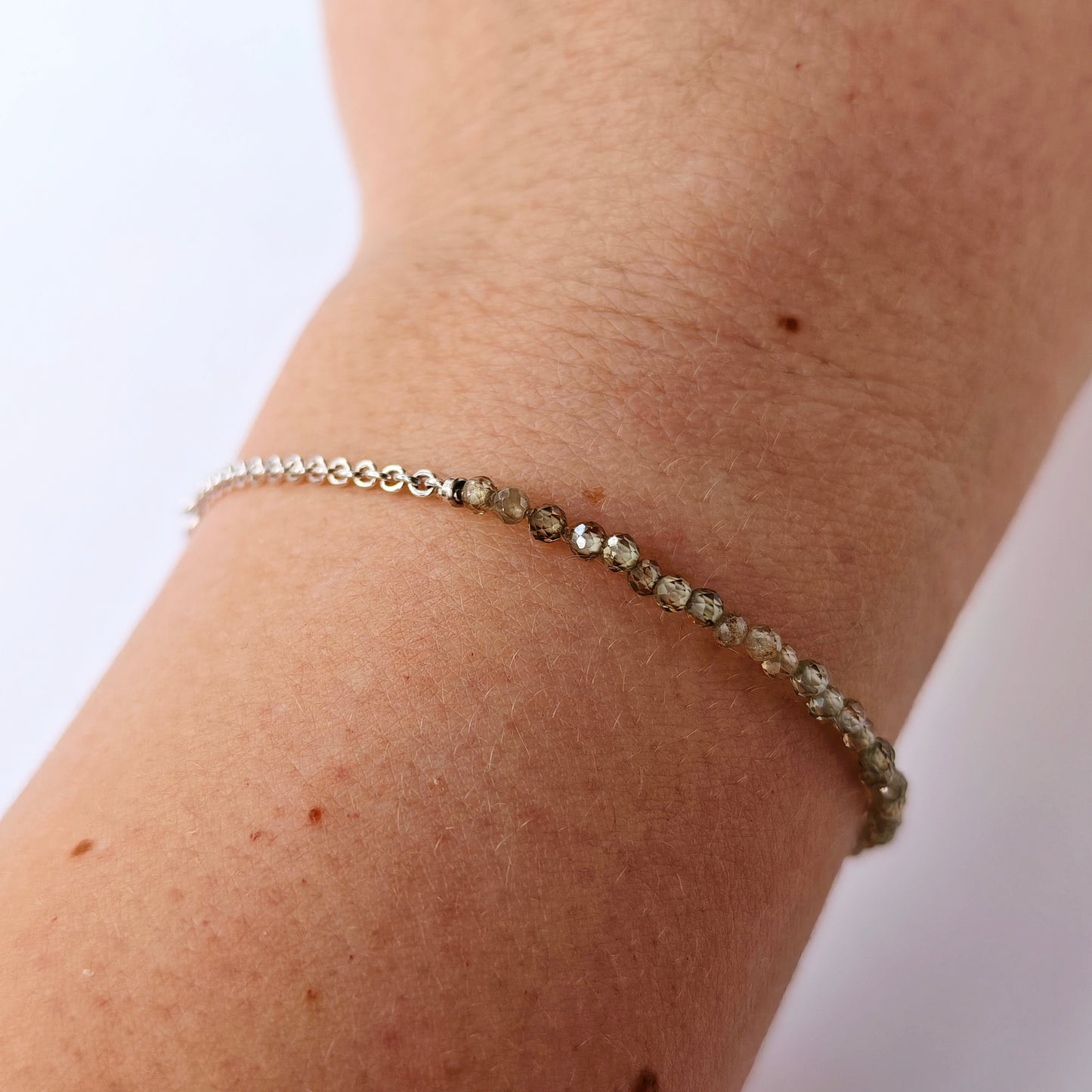Armschmuck :via: | olivgrüne Naturstein-Reihe mit Silberkette