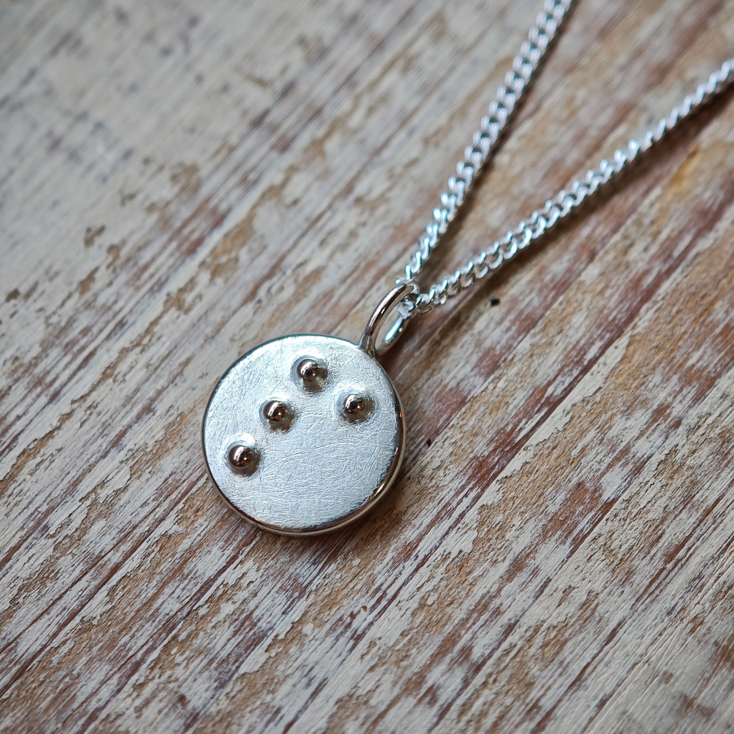Halsschmuck :braille: | runder Anhänger mit Blindenschrift aus Silber