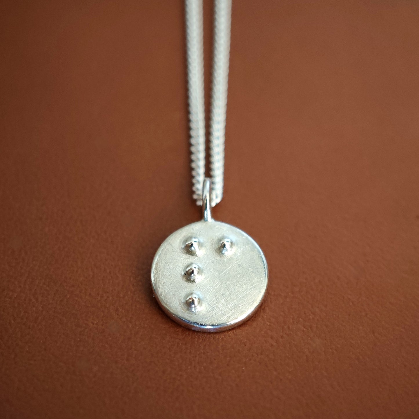 Halsschmuck :braille: | runder Anhänger mit Blindenschrift aus Silber