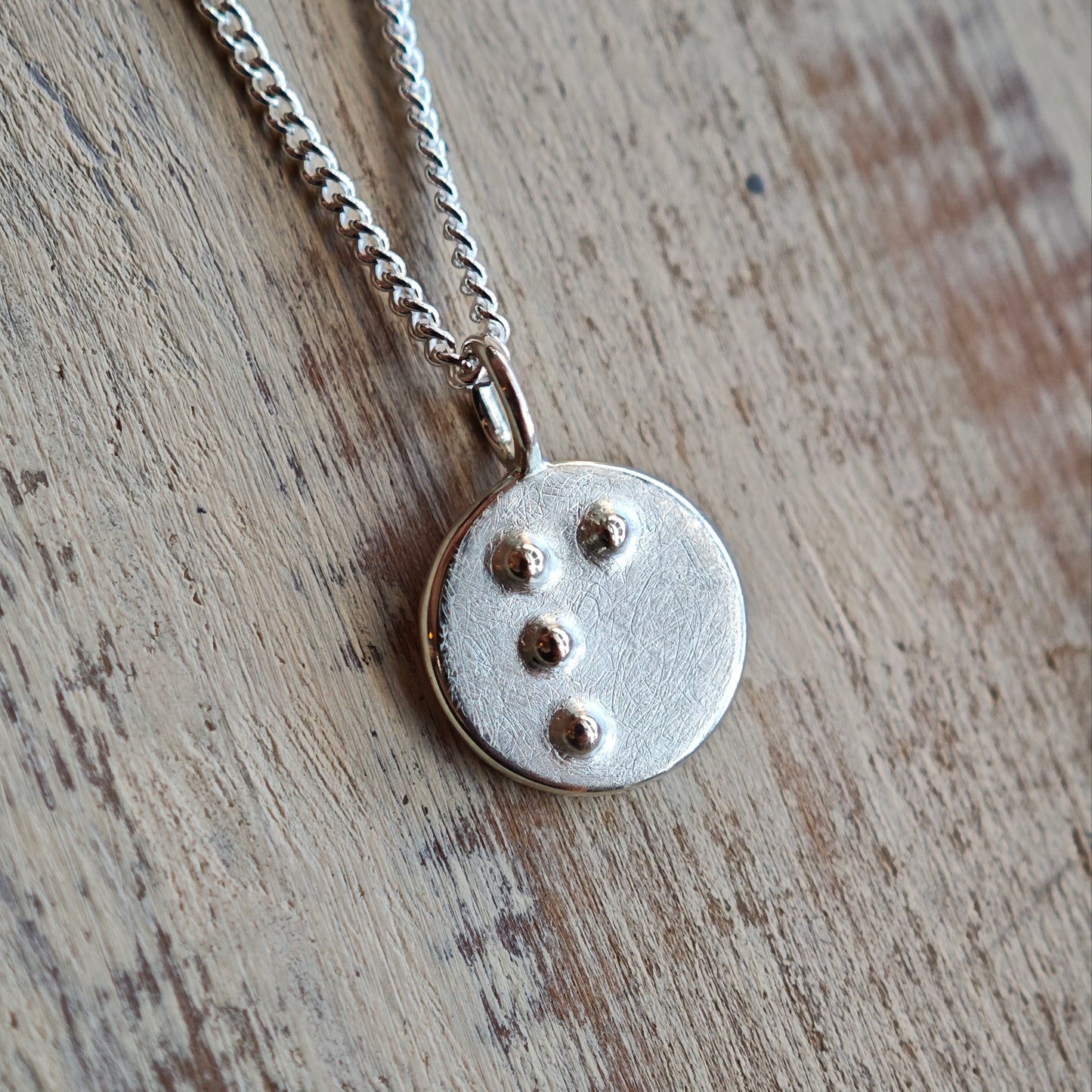 Halsschmuck :braille: | runder Anhänger mit Blindenschrift aus Silber