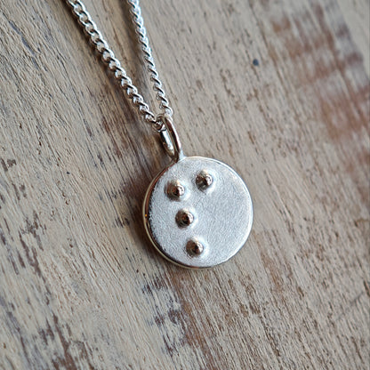Halsschmuck :braille: | runder Anhänger mit Blindenschrift aus Silber
