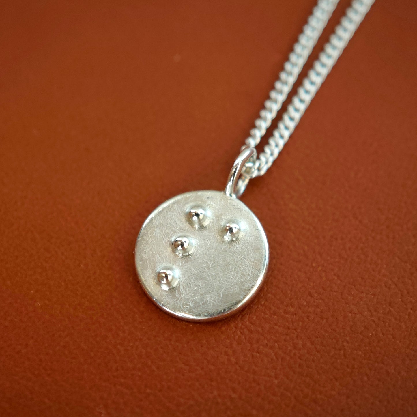 Halsschmuck :braille: | runder Anhänger mit Blindenschrift aus Silber