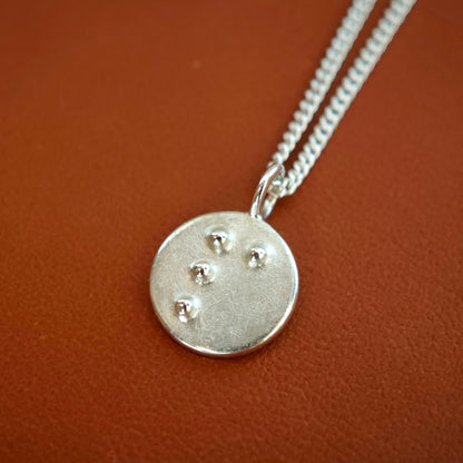 Halsschmuck :braille: | runder Anhänger mit Blindenschrift aus Silber