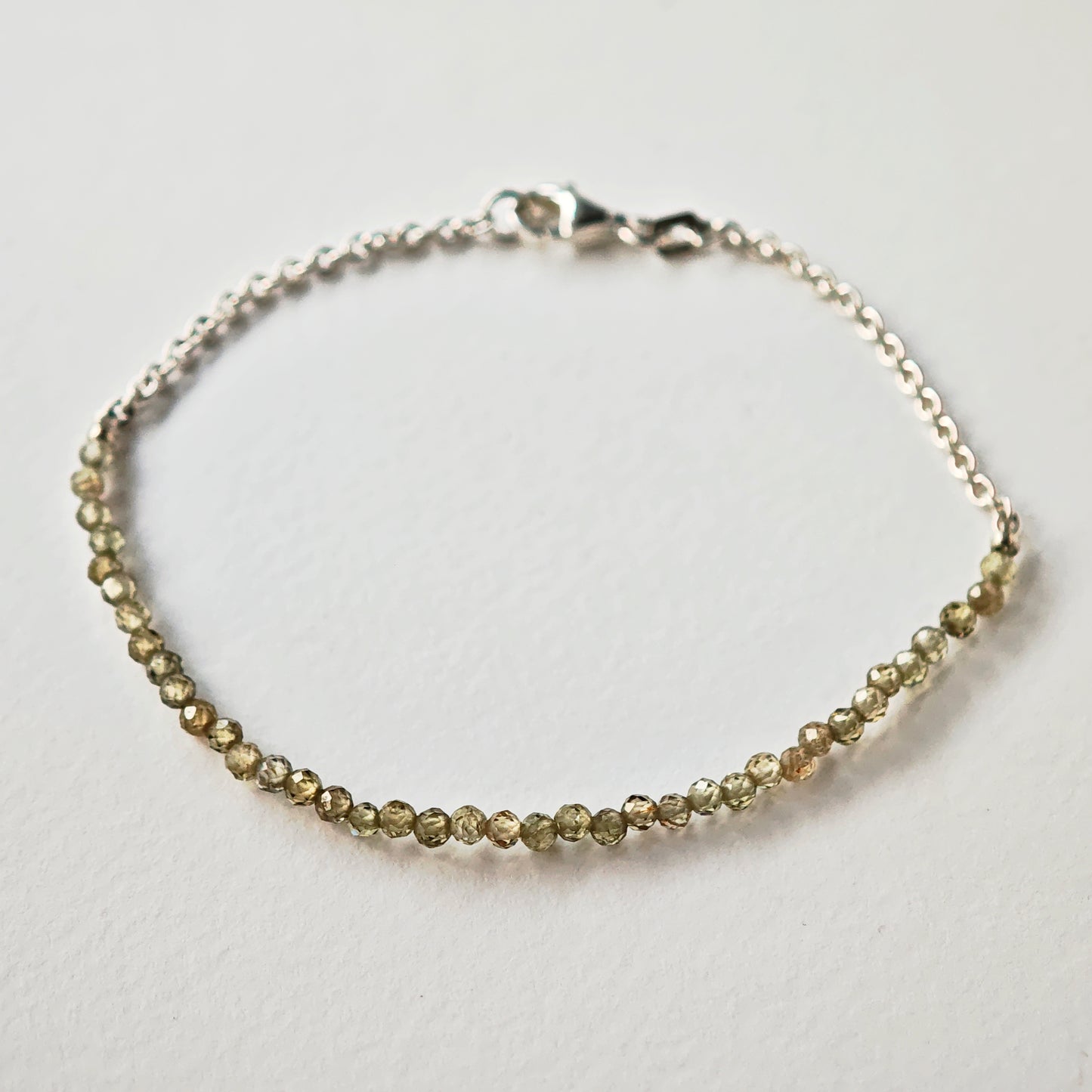Armschmuck :via: | olivgrüne Naturstein-Reihe mit Silberkette