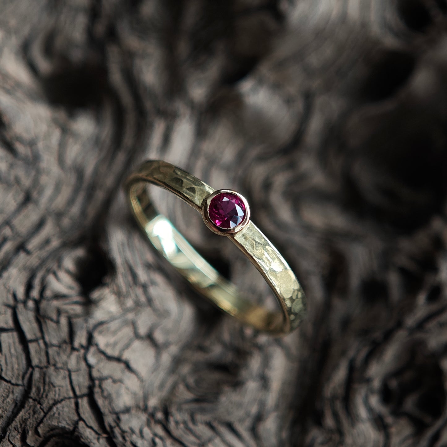 Ring mit Textur-Hammerschlag auf dunklem Holzuntergrund