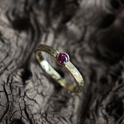 Ring mit Textur-Hammerschlag auf dunklem Holzuntergrund
