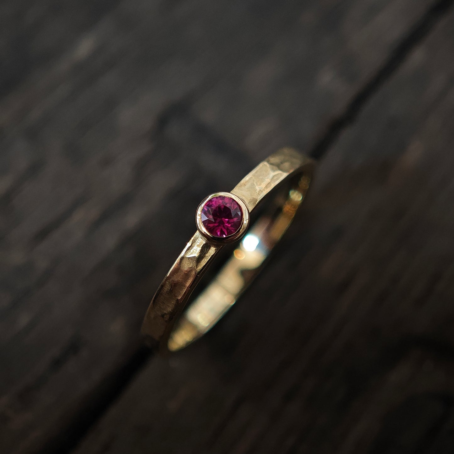 Ring mit pinkem Rubin aus Gold