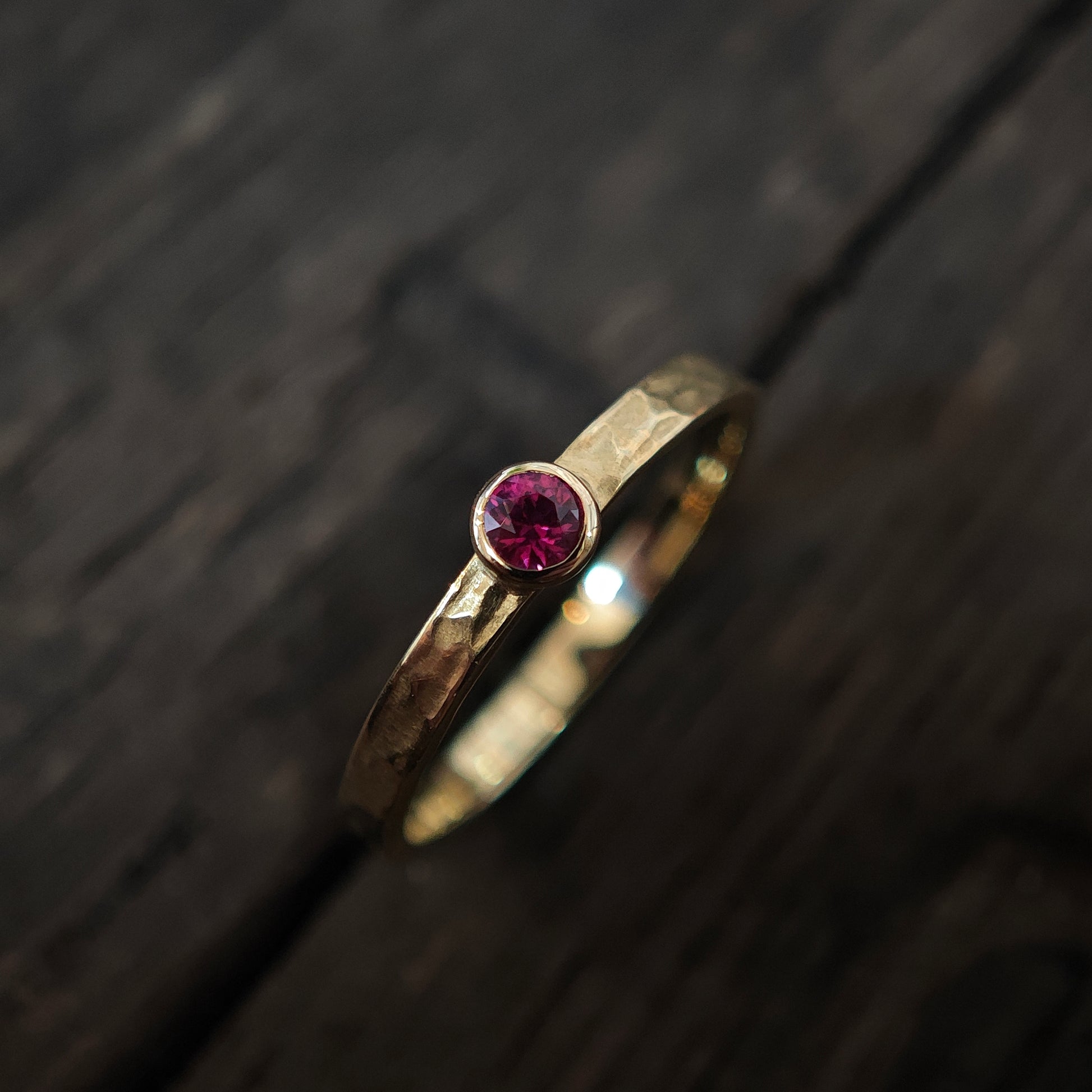 Ring mit pinkem Rubin aus Gold