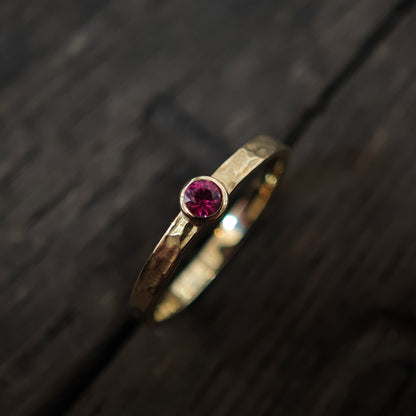 Ring mit pinkem Rubin aus Gold