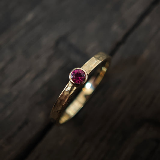 Ring mit pinkem Rubin aus Gold