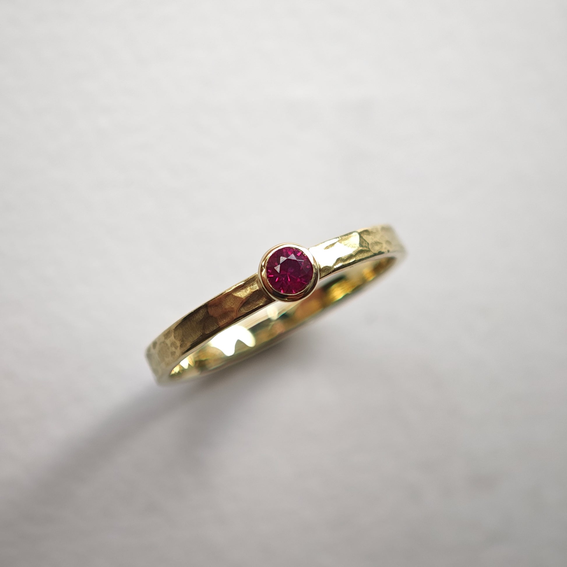 Echtschmuck: handgefertigter Massivgoldring mit Rubin 