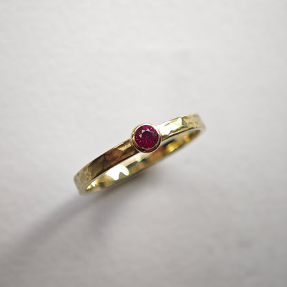 Echtschmuck: handgefertigter Massivgoldring mit Rubin 