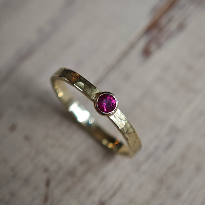handgefertigter Rubinring aus Gold