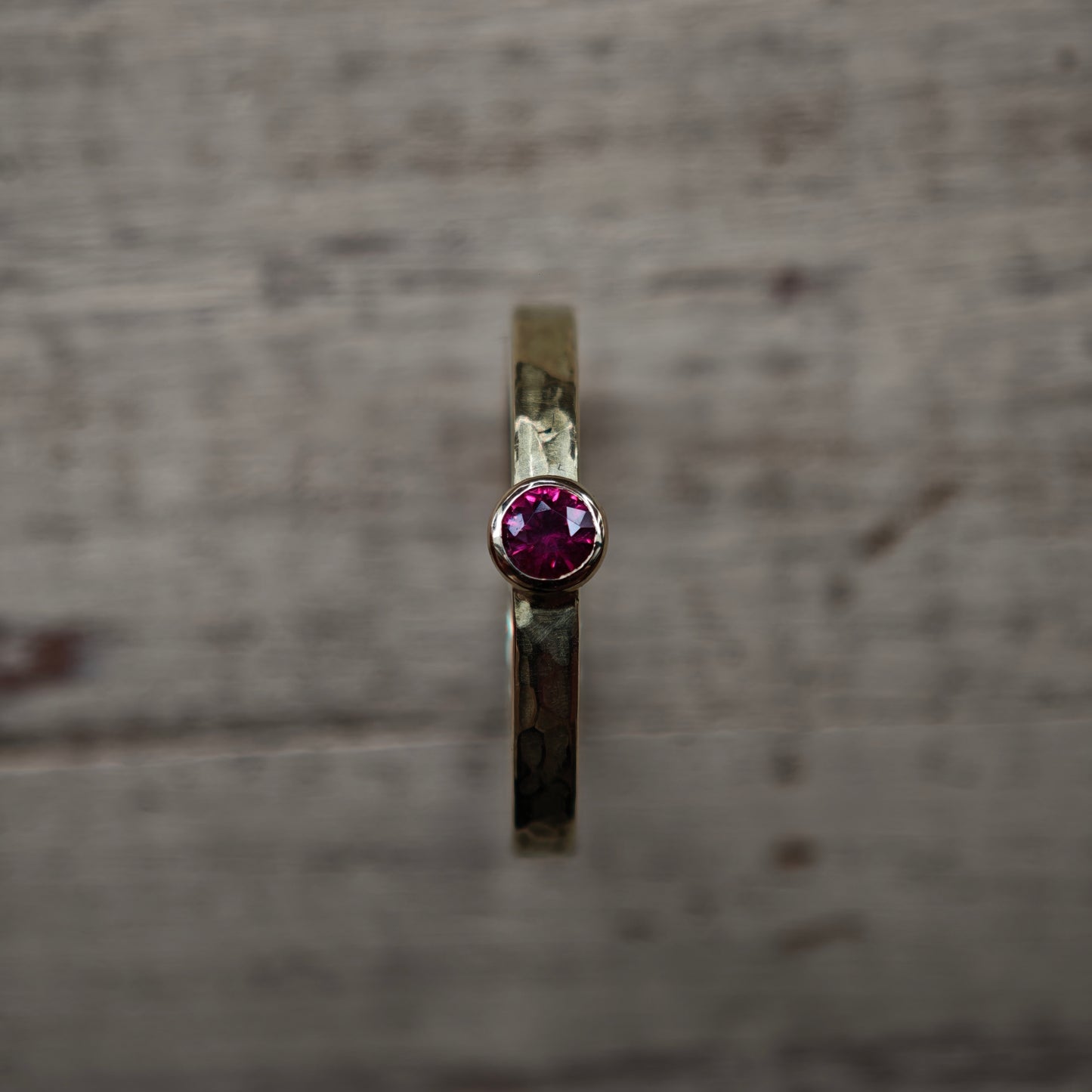 585 Gelbgold Ring mit Hammerschlag und hochwertigem natürlichen Rubin