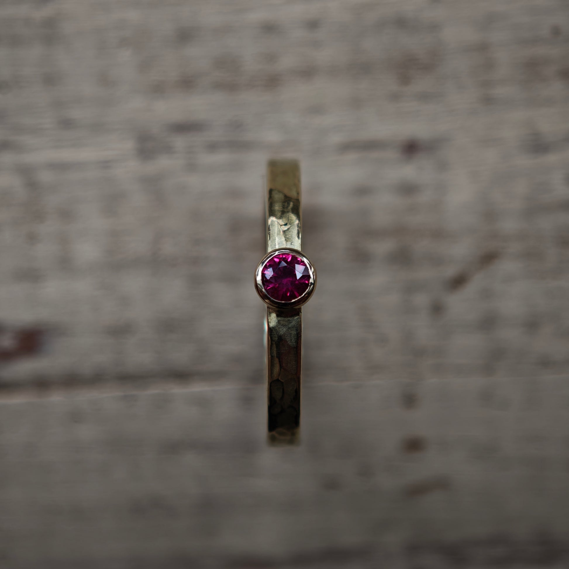 585 Gelbgold Ring mit Hammerschlag und hochwertigem natürlichen Rubin