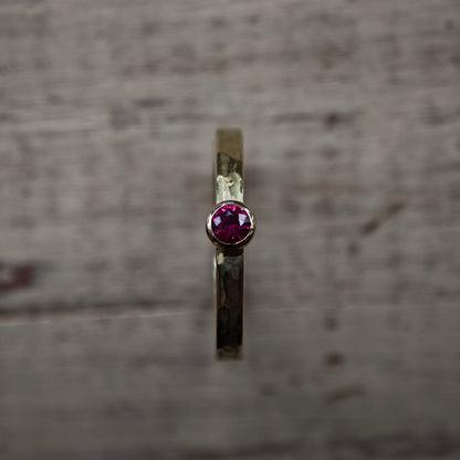 585 Gelbgold Ring mit Hammerschlag und hochwertigem natürlichen Rubin