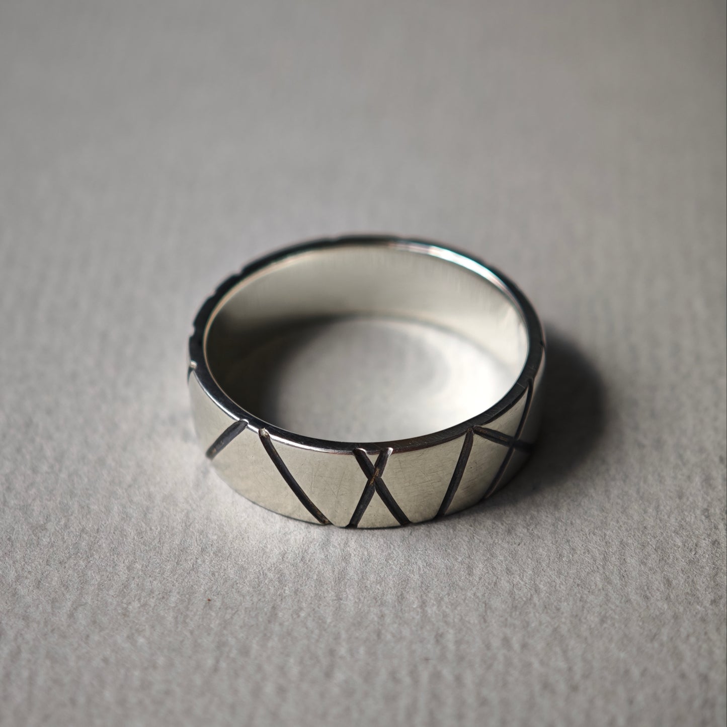 Ring :linea: | breiter Silberring mit oxidiertem Linienbild