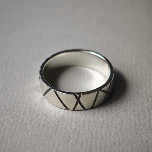 Ring :linea: | breiter Silberring mit oxidiertem Linienbild