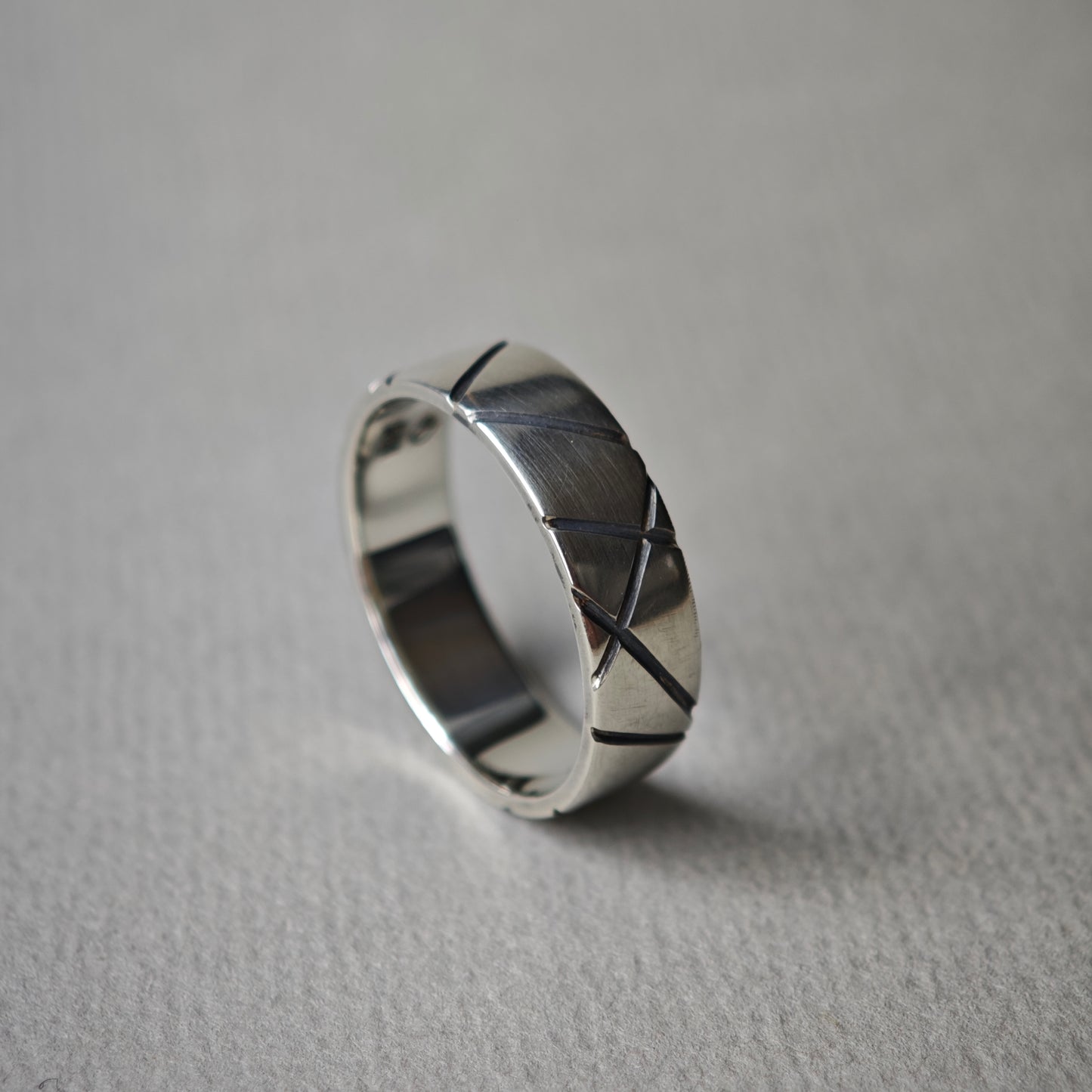 Ring :linea: | breiter Silberring mit oxidiertem Linienbild