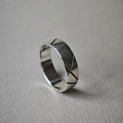 Ring :linea: | breiter Silberring mit oxidiertem Linienbild