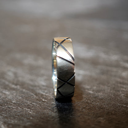 Ring :linea: | breiter Silberring mit oxidiertem Linienbild