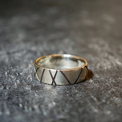 Ring :linea: | breiter Silberring mit oxidiertem Linienbild