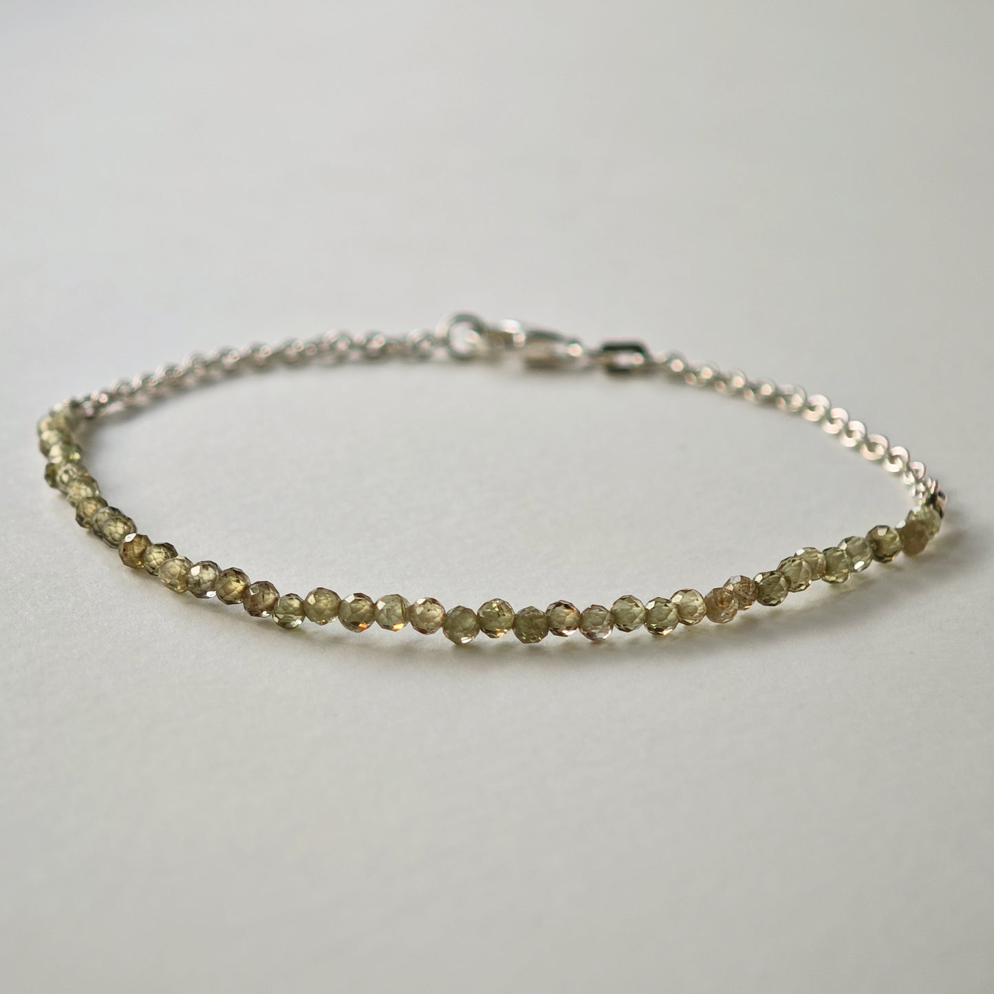 Armschmuck :via: | olivgrüne Naturstein-Reihe mit Silberkette