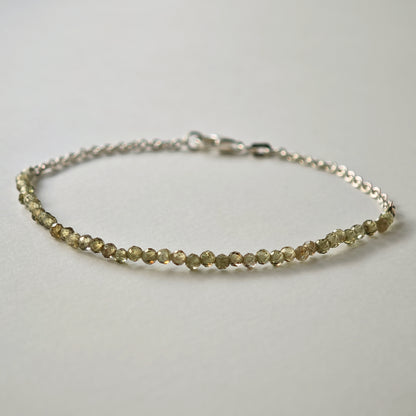 Armschmuck :via: | olivgrüne Naturstein-Reihe mit Silberkette