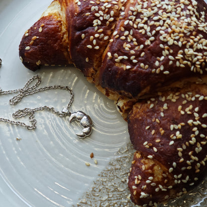Halsschmuck :croissant: | Silberkette mit massivem Miniatur-Hörnchen