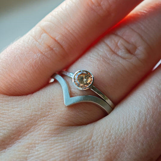 Ring :vale: | mattierter Vorsteckring mit spitzem Schwung