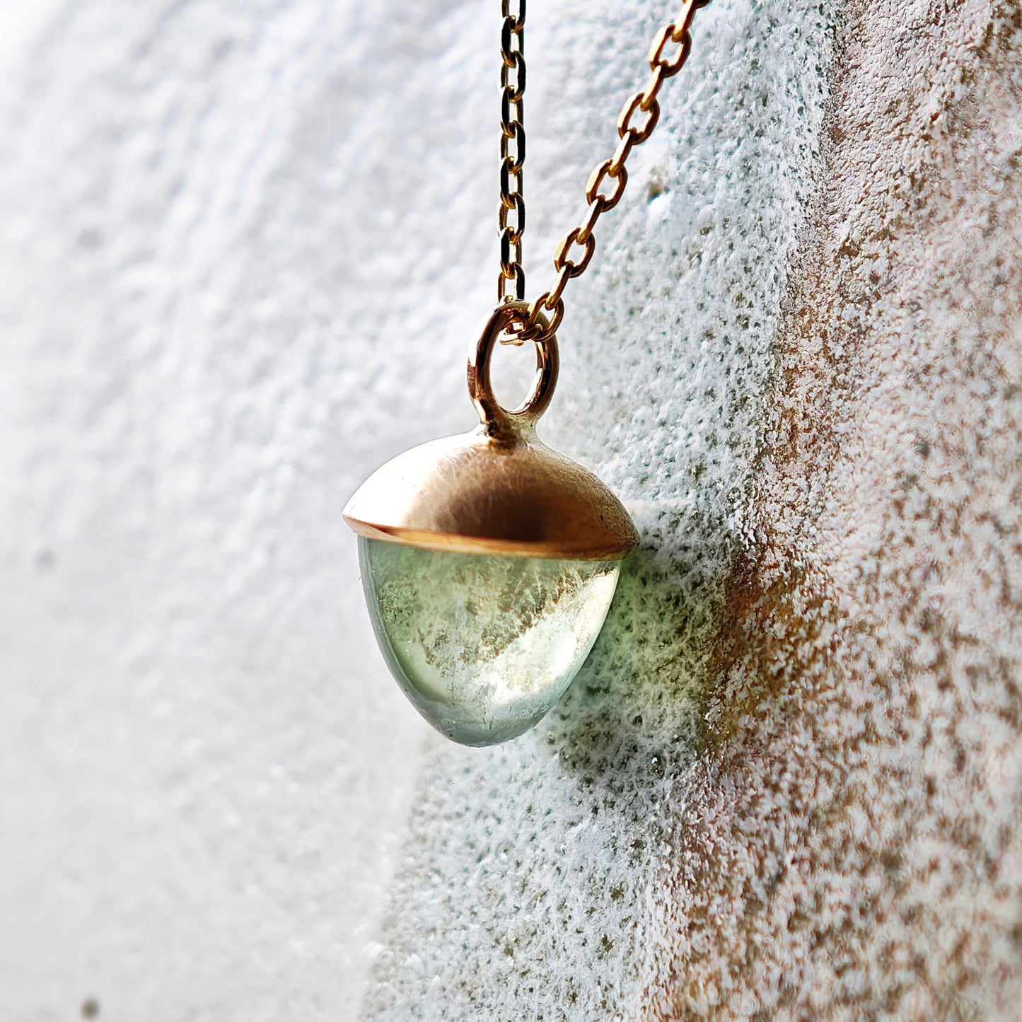 Halsschmuck :conu: | Goldkette mit hellgrünem Prehnit in Knospenform