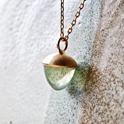 Halsschmuck :conu: | Goldkette mit hellgrünem Prehnit in Knospenform