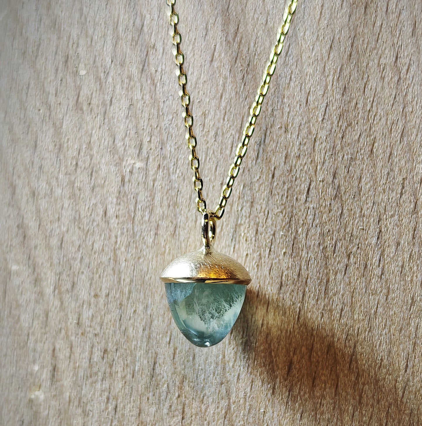 Halsschmuck :conu: | Goldkette mit hellgrünem Prehnit in Knospenform