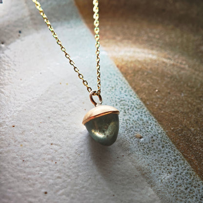 Halsschmuck :conu: | Goldkette mit hellgrünem Prehnit in Knospenform