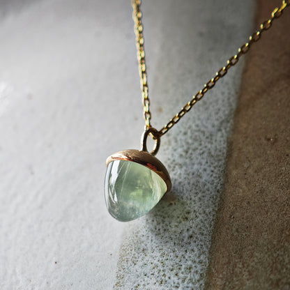 Halsschmuck :conu: | Goldkette mit hellgrünem Prehnit in Knospenform
