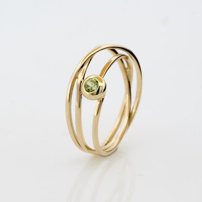 Ring :aria: | Verspielter Wickelring aus Gelbgold mit Peridot