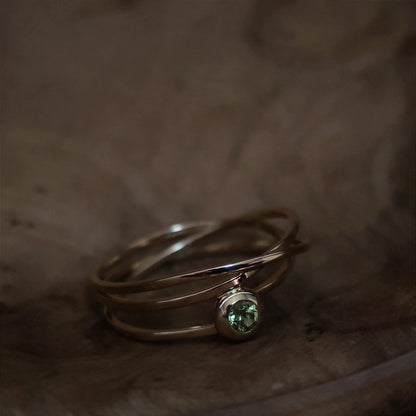 Ring :aria: | Verspielter Wickelring aus Gelbgold mit Peridot