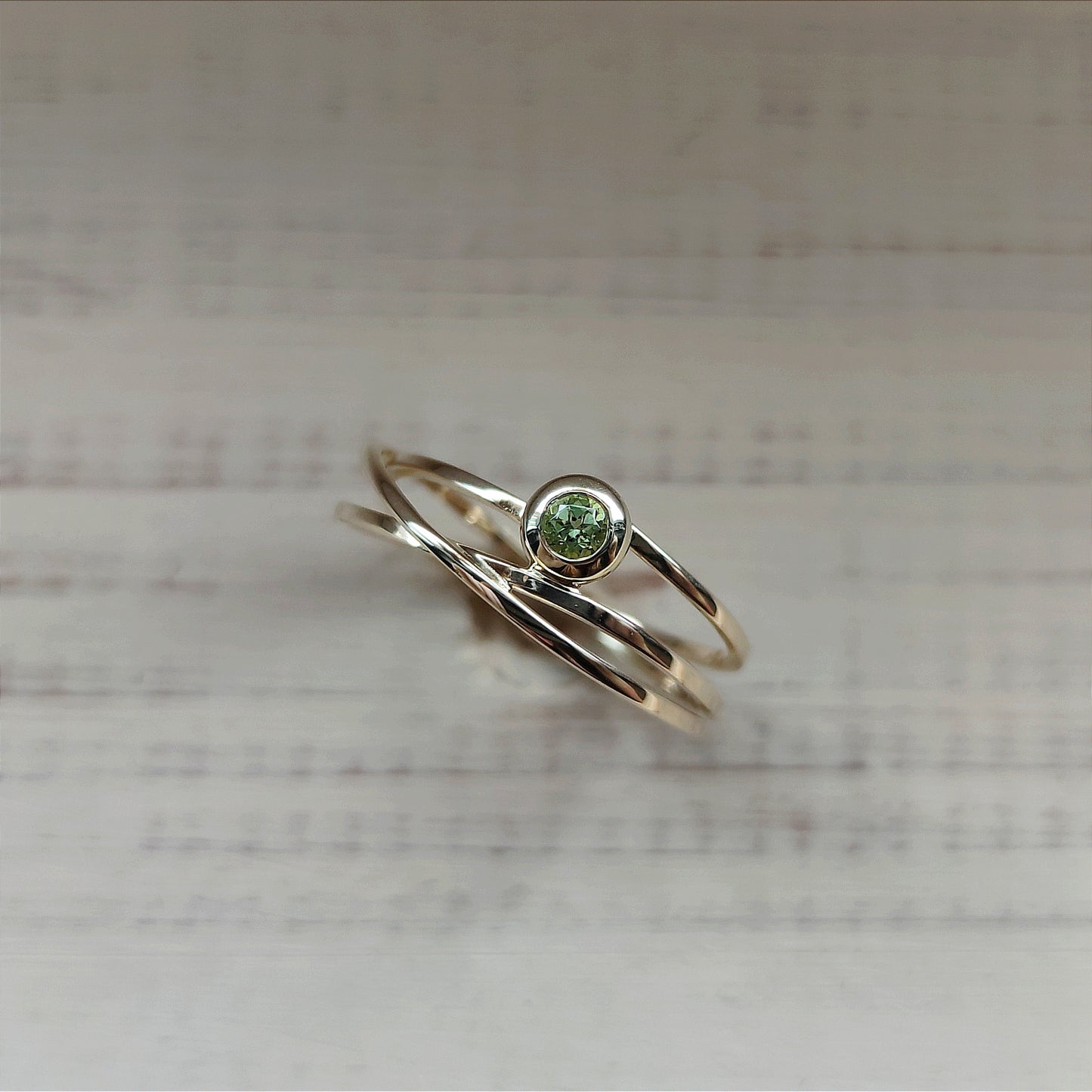Ring :aria: | Verspielter Wickelring aus Gelbgold mit Peridot