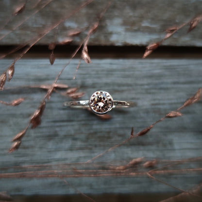 Ring :champagne: | Zierlicher Solitärring mit sanftem Hammerschlag