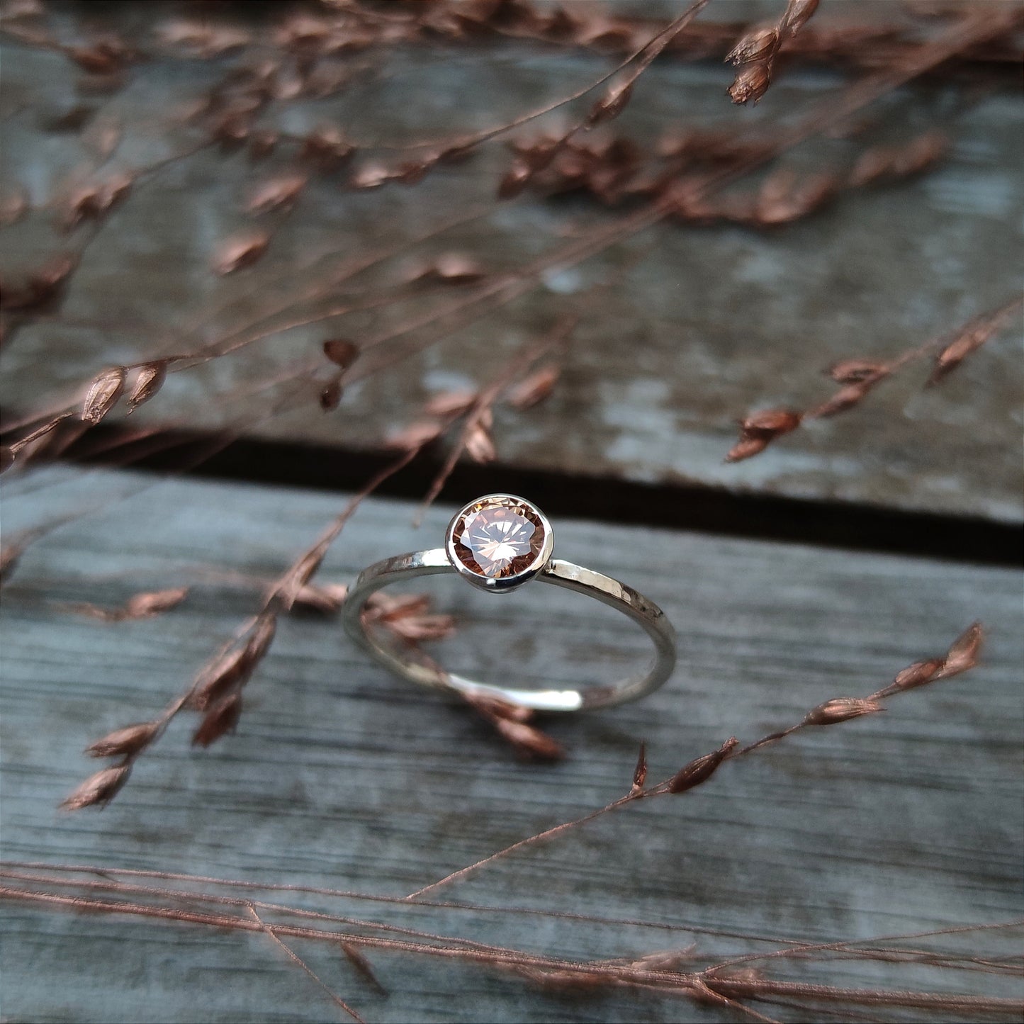 Ring :champagne: | Zierlicher Solitärring mit sanftem Hammerschlag
