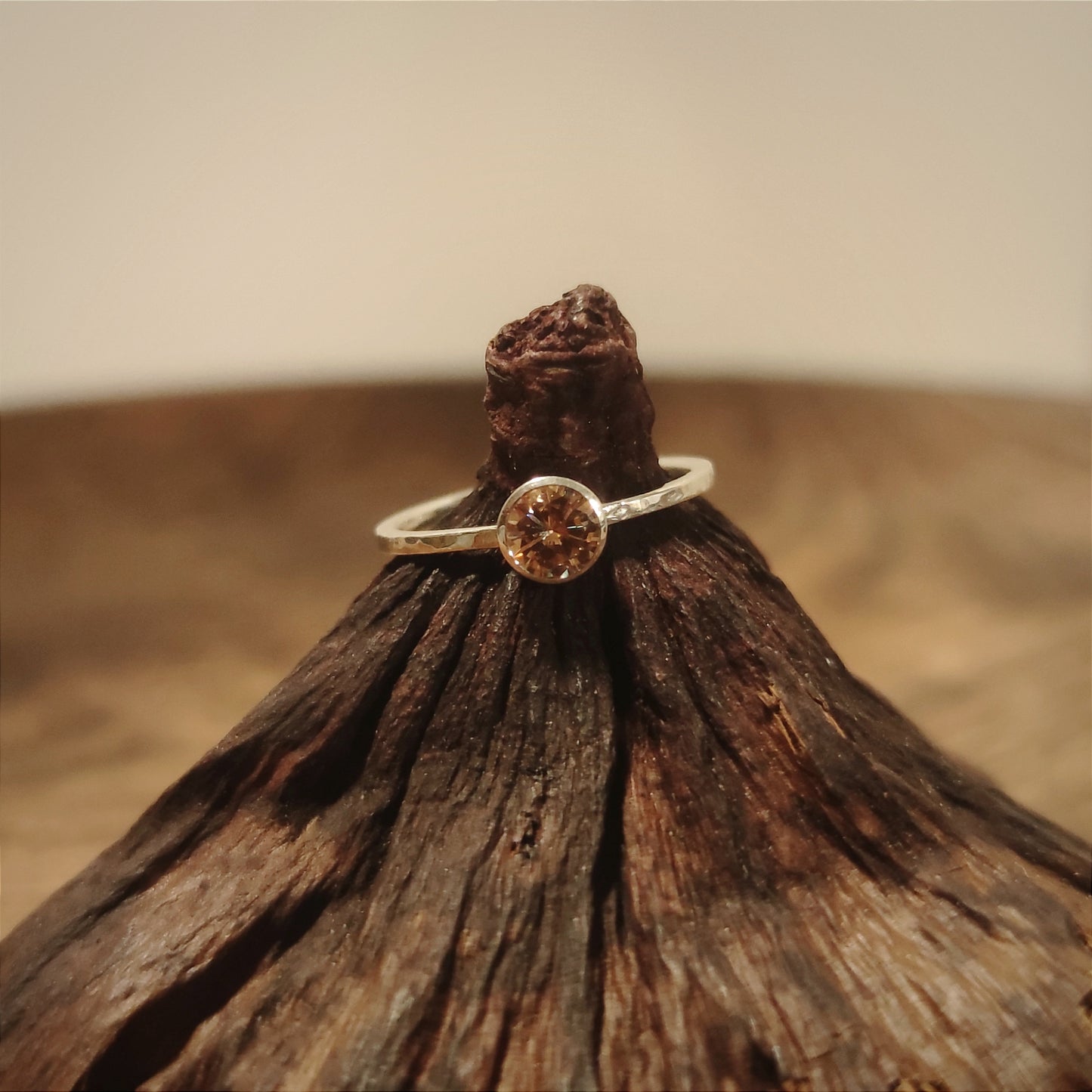 Ring :champagne: | Zierlicher Solitärring mit sanftem Hammerschlag