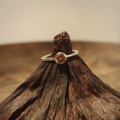 Ring :champagne: | Zierlicher Solitärring mit sanftem Hammerschlag