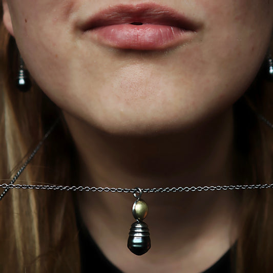 Nahaufnahme von getragener Halskette, Anhänger und Lippen im Fokus